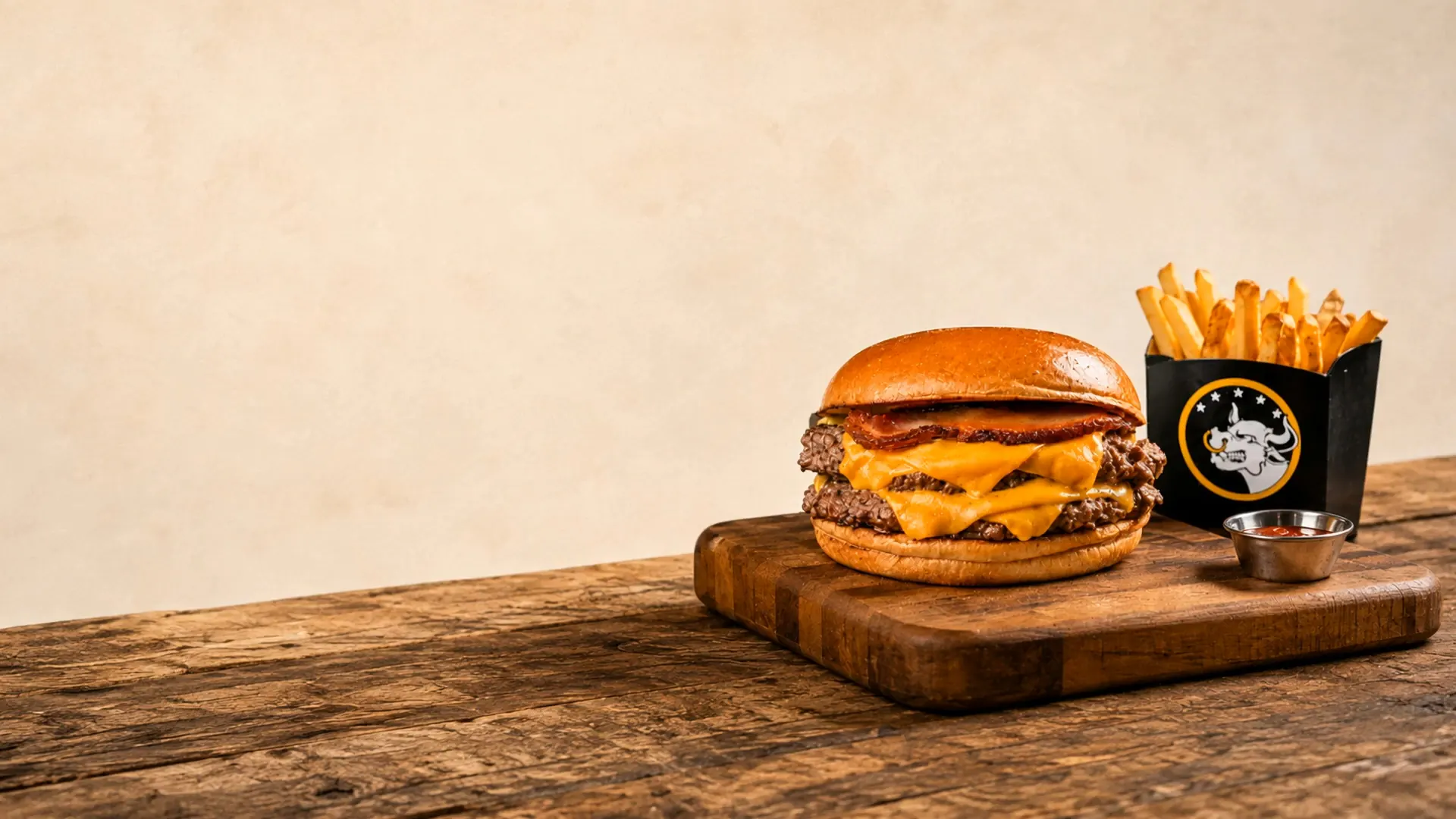 Burger American Bulls sobre tábua de madeira